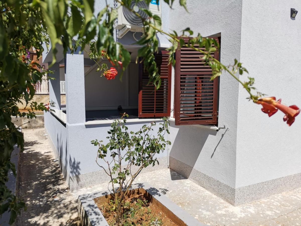 Apartments Lungomare Pula Exterior photo